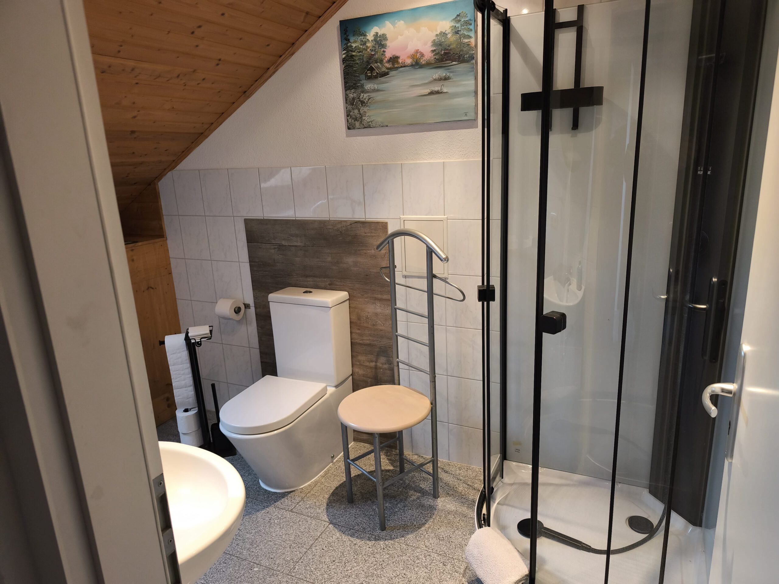 Duschbad, WC, Waschtisch für Zimmer 2 und 3