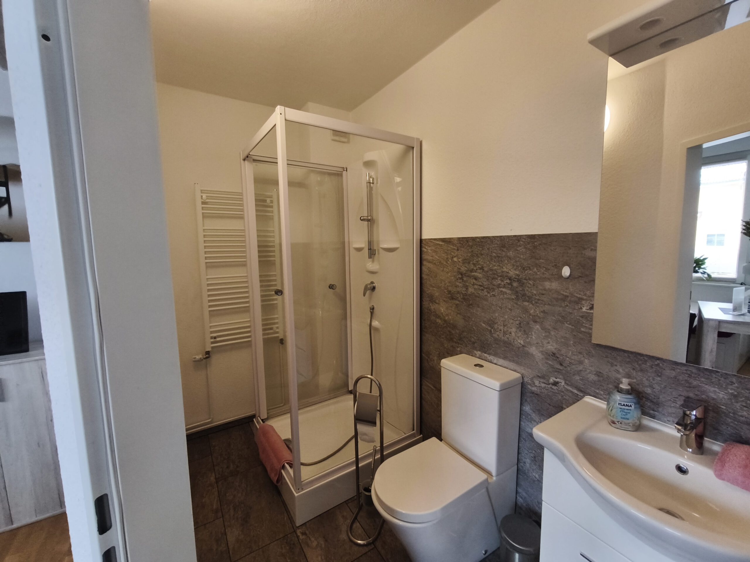 Badezimmer Zimmer 6 Pension Bane